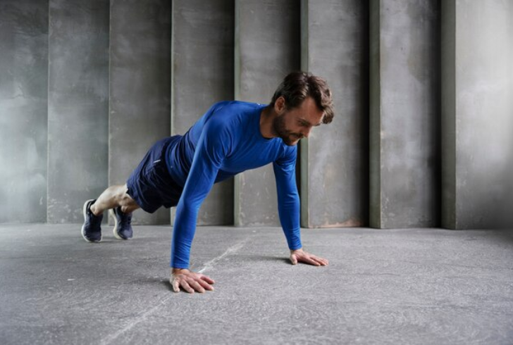 Image by Freepik | The Walkout Push-Up blends strength-building and calorie-burning.